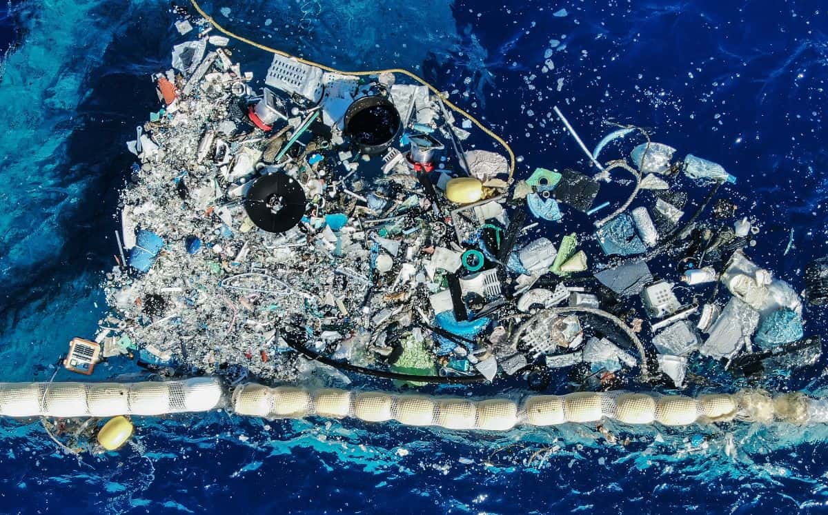 Rác thải nhựa đổ ra đại dương 
