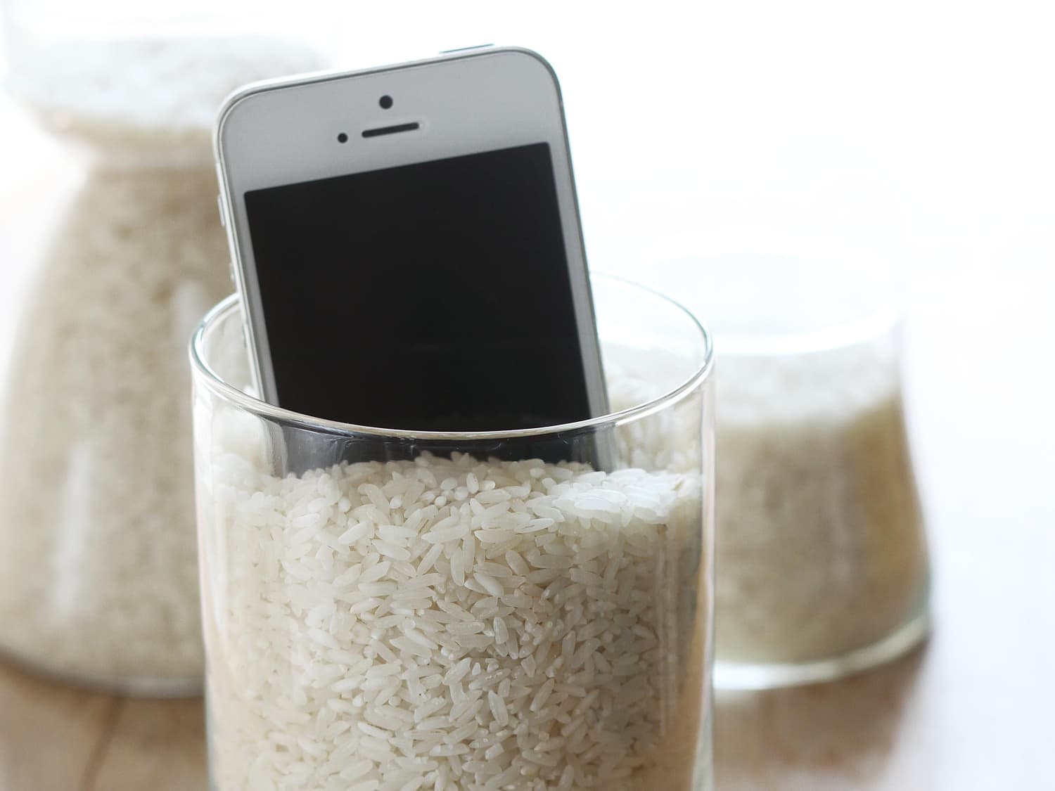 Làm khô điện thoại bằng gạo