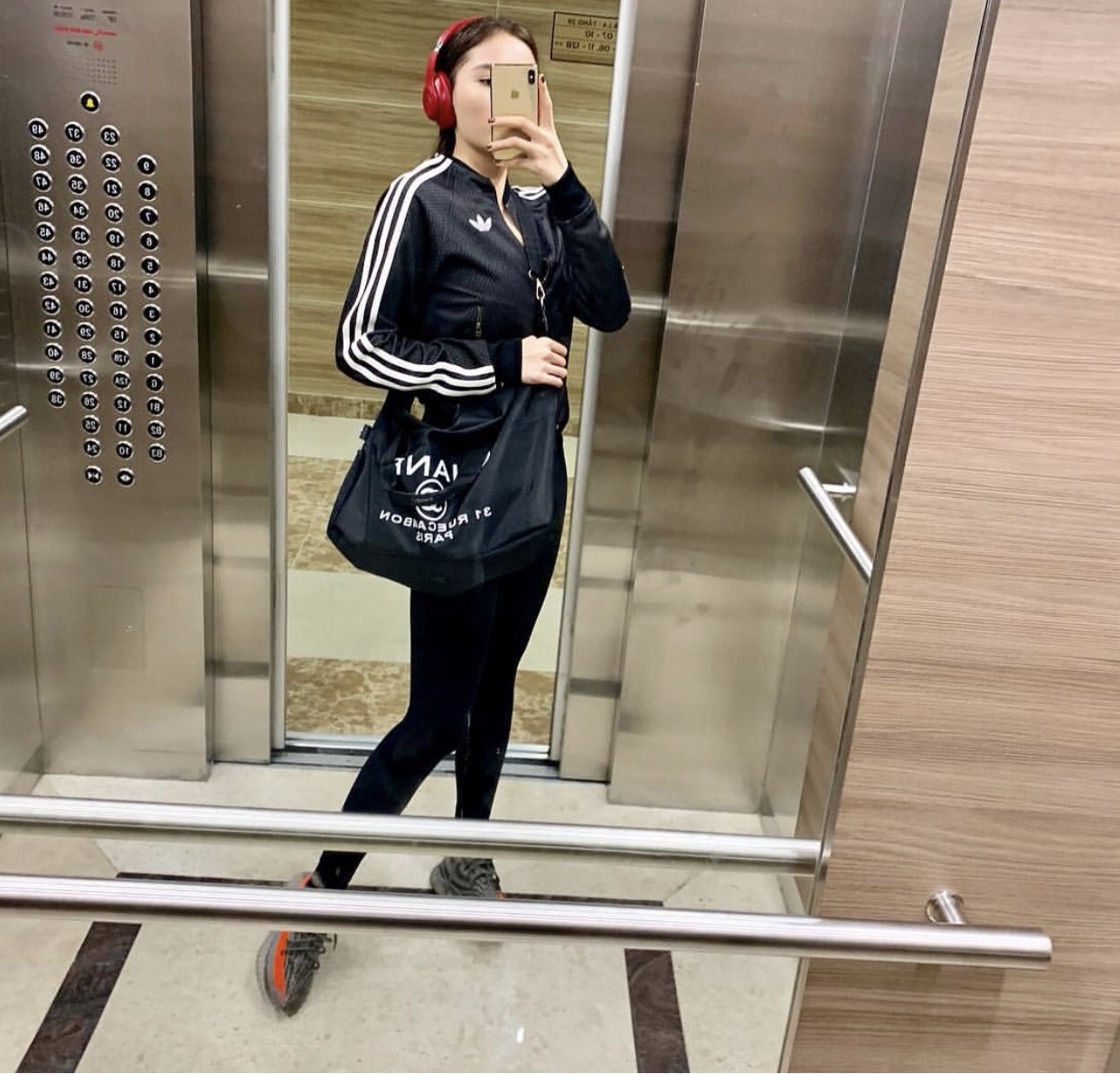 Gương lắp trong thang máy